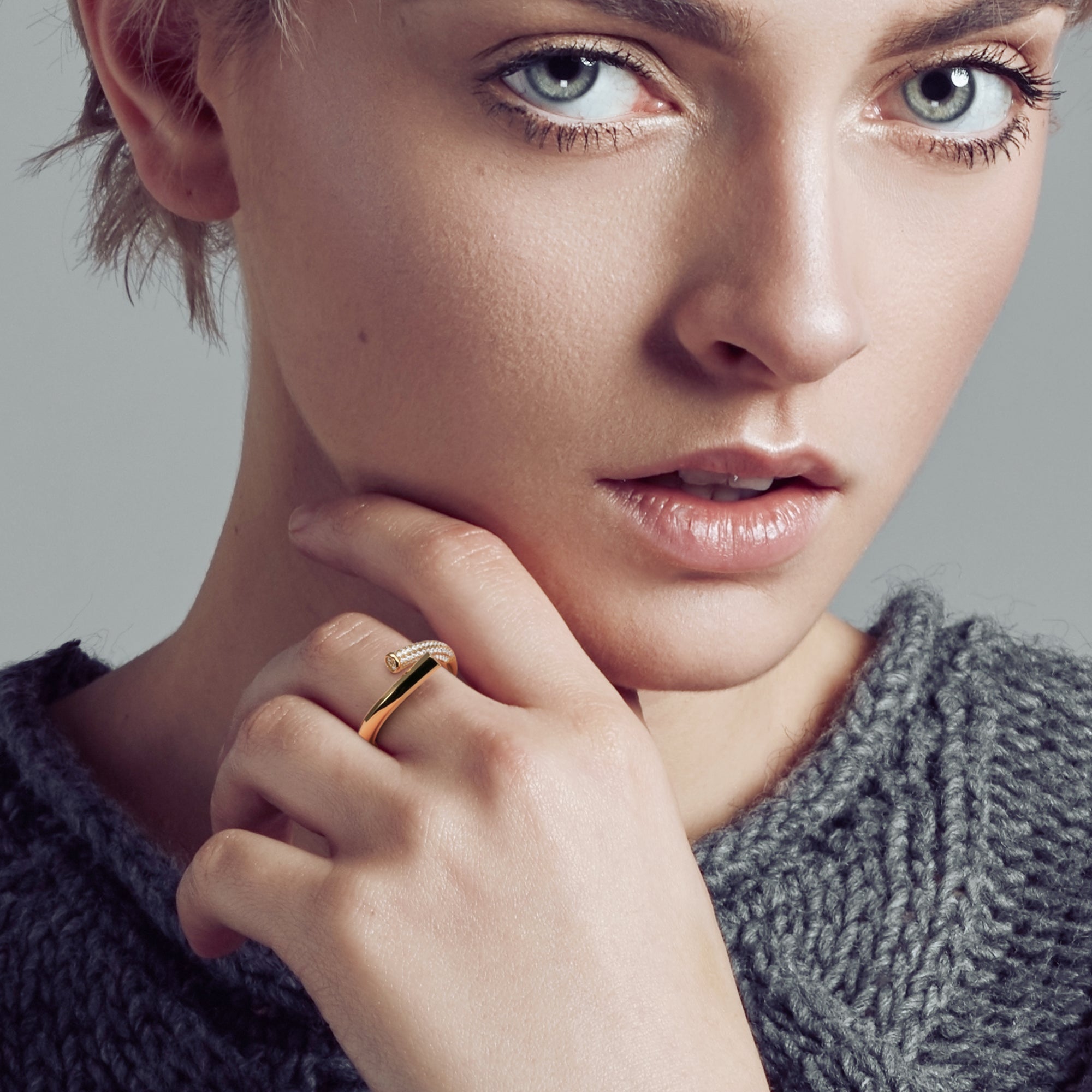Open Twist Waterdrop Ring Gold and Clear